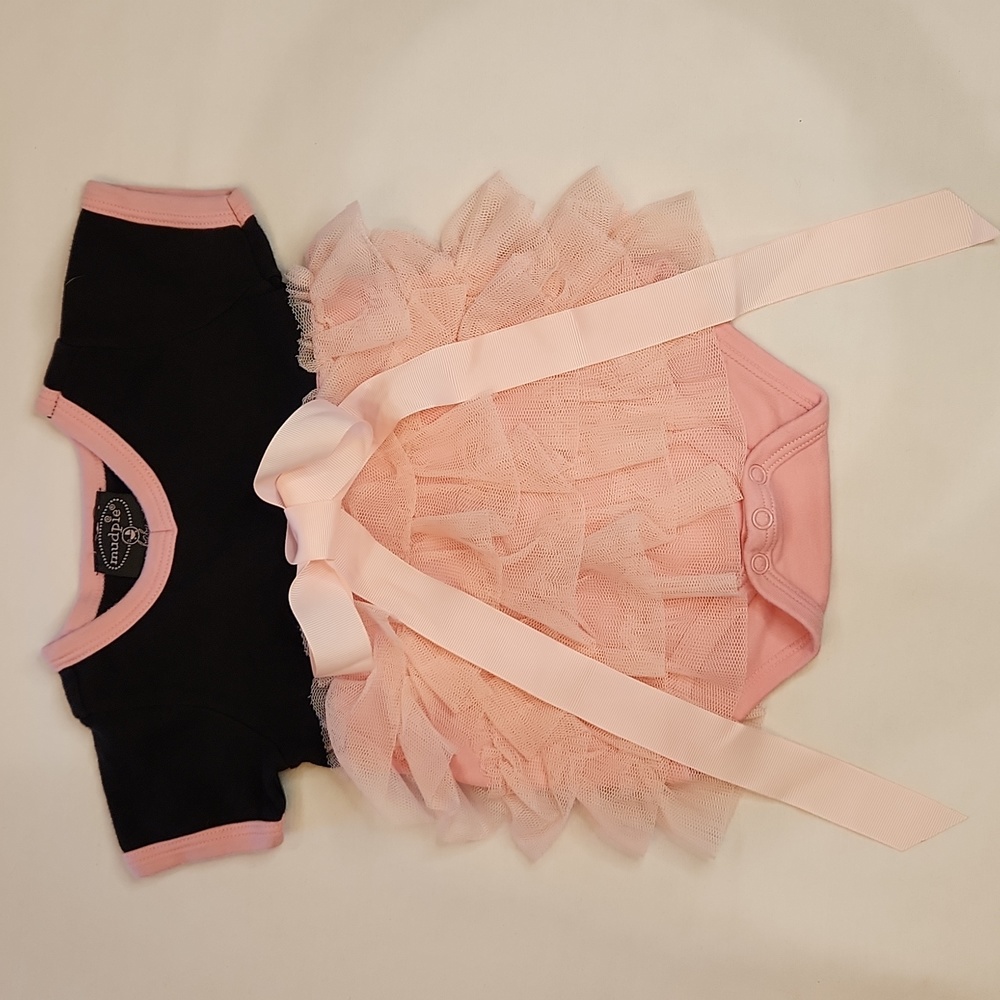 💗🖤0-6 month Ruffles onsie🖤🩷